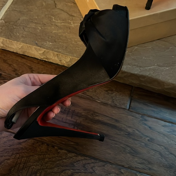 Christian Louboutin satin bow heels. Gorgeous. Size 40. - Picture 3 of 9